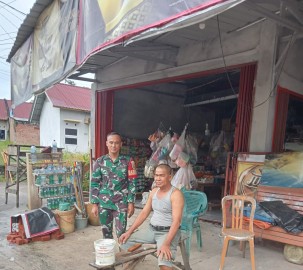 Serda Rohman Komsos dengan Pemilik Toko Manisan Diwilayah Binaannya