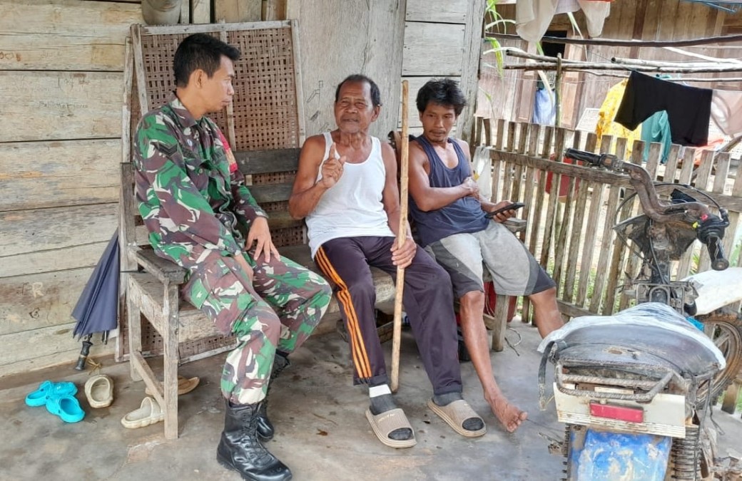 Babinsa Sertu Efrilandi Jalin Komunikasi dengan Warga Binaannya