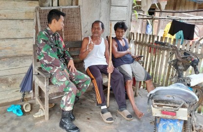Babinsa Sertu Efrilandi Jalin Komunikasi dengan Warga Binaannya