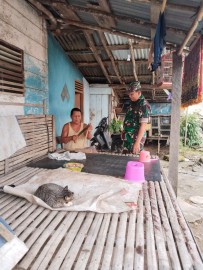 Babinsa Koramil 406-01/Rawas Ulu Gelar Komsos tentang Kesehatan Lingkungan di Desa Lesung Baru Muda