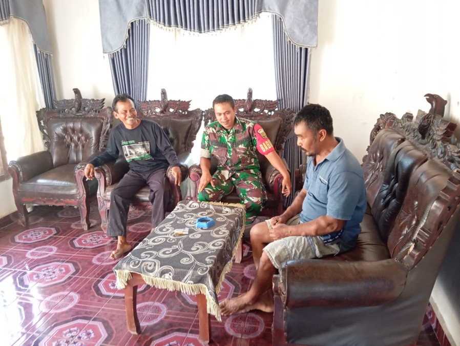 Serma Taufik Anggota Koramil 406-04/Muar Lakitan Jalin Komsos dengan Masyarakat di Desa Binaan