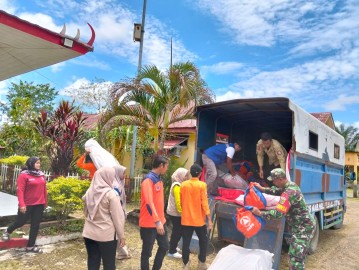 BABINSA KORAMIL 406-02/RAWAS ILIR DAMPINGI KETUA TIM PENGGERAK PKK KAB. MURATARA SERAHKAN BANTUAN UNTUK KORBAN BANJIR