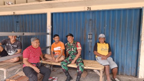 Babinsa Koramil 406-01/Rawas Ulu Laksanakan Komsos Terkait Kebersihan Lingkungan dan Keamanan Desa