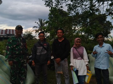 Babinsa Koramil 406-06/Tugumulyo Dampingi Petani dalam Panen Padi di Desa Air Lesing