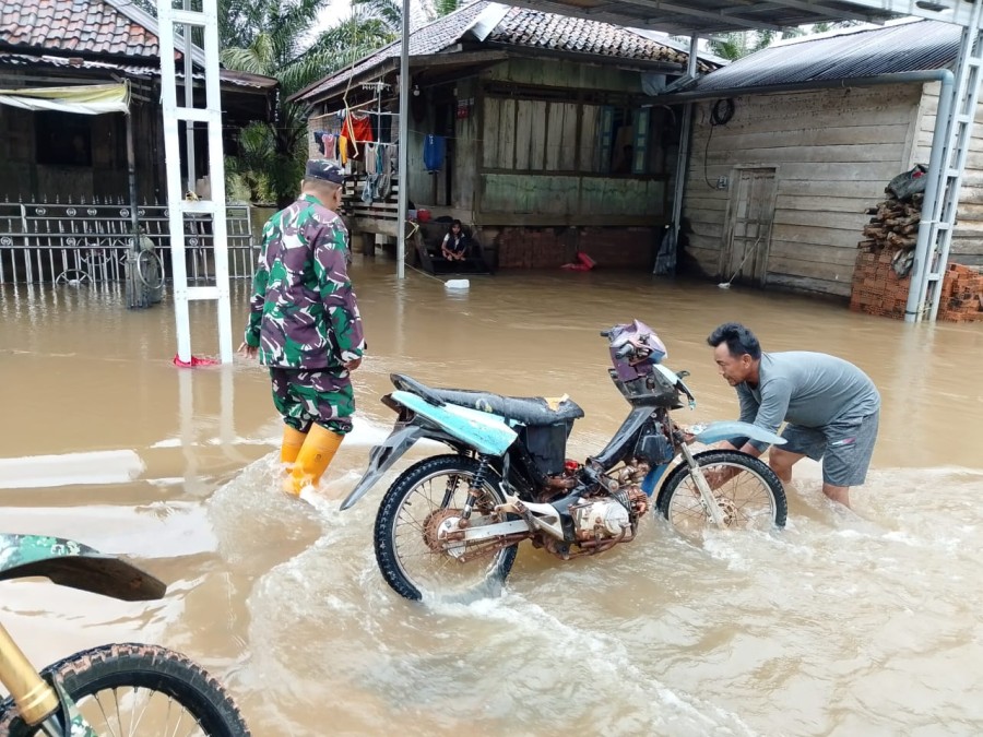 BABINSA KORAMIL 406-02/RAWAS ILIR MONITORING WILAYAH TERDAMPAK BANJIR MUSIMAN