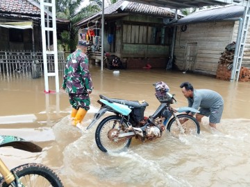 BABINSA KORAMIL 406-02/RAWAS ILIR MONITORING WILAYAH TERDAMPAK BANJIR MUSIMAN