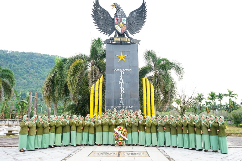 PERSIT KCK CABANG XVII KODIM 0406/LUBUK LINGGAU MELAKSANAKAN ZIARAH KE TMP DALAM RANGKA PERINGATAN HUT PERSIT KE-79