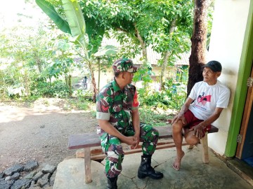 Babinsa Koramil 406-07/Jayaloka Koptu Agus Susilo Jalin Keakraban dengan Masyarakat Desa Kertosono