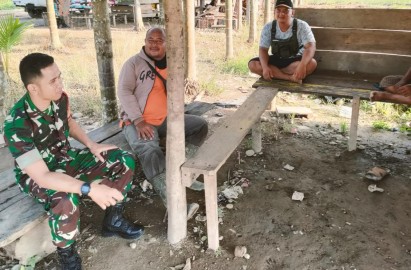 Babinsa Koramil 406-01/Rawas Ulu Laksanakan Komsos Terkait Keamanan dan Ketertiban di Kelurahan Surulangun Rawas