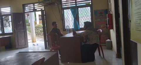 Babinsa Koramil 406-08/Lubuk Linggau Laksanakan Komsos Bersama Staf Kelurahan Belalau