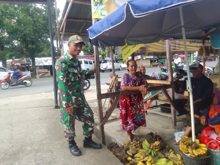 Babinsa Koramil 406-10/Lubuk Linggau Timur Komsos dengan Para Pedagang di Pasar