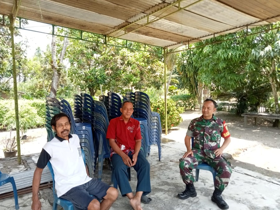 BABINSA KORAMIL 406-07/JAYALOKA SERTU JIKI APRIADI JALIN KOMUNIKASI SOSIAL DENGAN MASYARAKAT DESA RANTAU ALIH