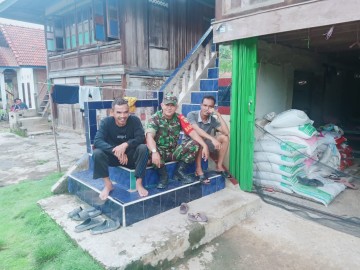 Babinsa Koramil 406-01/Rawas Ulu Jalin Silaturahmi dengan Warga Melalui Komsos