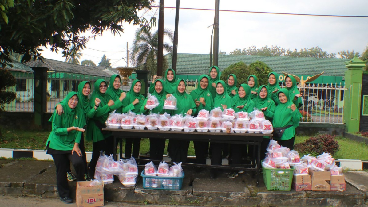 PERSIT KODIM 0406/LUBUKLINGGAU BAGIKAN TAKJIL UNTUK MERIAHKAN BULAN SUCI RAMADAN