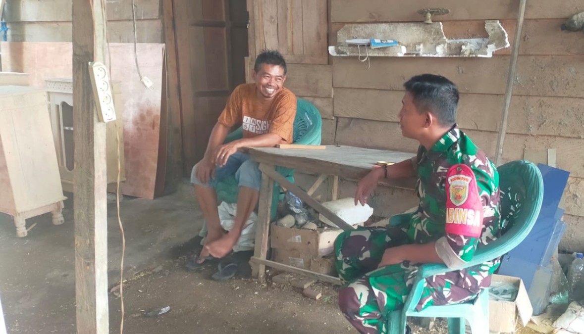 Babinsa Koramil 406-10/Lubuk Linggau Timur Melaksanakan Komunikasi Sosial Dengan Pemilik Usaha Meubel