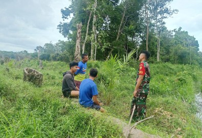 Babinsa Koramil 406-01/Rawas Ulu Laksanakan Komsos dengan Pemuda di Desa Sungai Baung