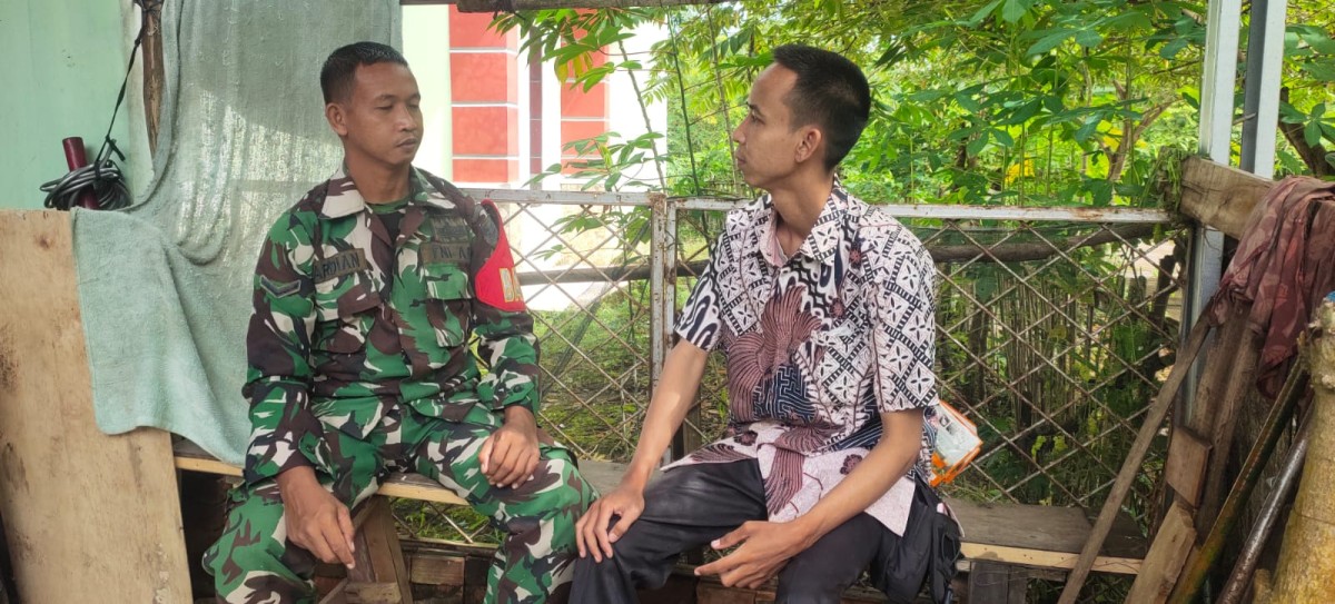 Babinsa Koramil 406-07/Jayaloka Serda Mardian Jalin Keakraban dengan Tokoh Pemuda Desa Yudha Karya Bhakti