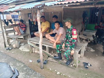 Koptu Hadi Saputra Babinsa Koramil 406-03/Rupit Laksanakan Komsos dengan Warga Desa Karang Waru