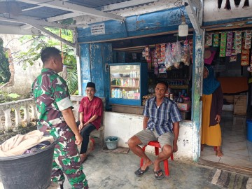 Babinsa Koramil 406-03/Rupit Laksanakan Komsos dengan Warga Desa Bukit Ulu