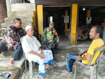 Babinsa Koramil 406-02/Rawas Ilir Laksanakan Komsos di Desa Beringin Makmur 2