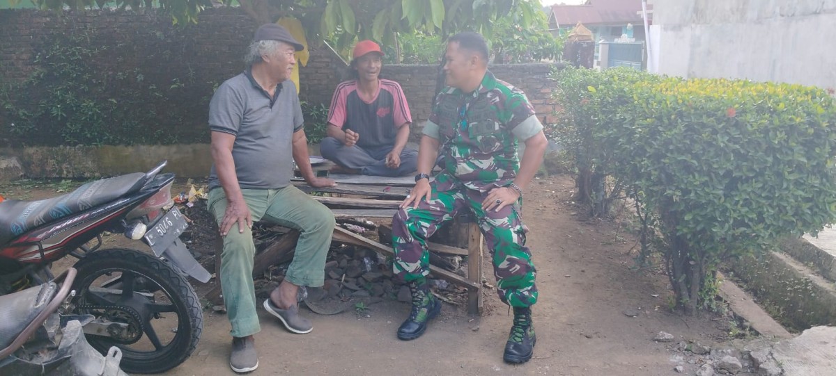 Babinsa Koramil 406-08/Lubuk Linggau Gelar Komsos dengan Warga, Tekankan Pentingnya Kekompakan dan Gotong Royong