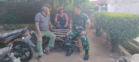 Babinsa Koramil 406-08/Lubuk Linggau Gelar Komsos dengan Warga, Tekankan Pentingnya Kekompakan dan Gotong Royong