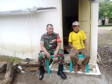 Babinsa Koramil 406-07/Jayaloka Sertu Yusuf Jalin Komsos dengan Warga Desa Ciptodadi 2