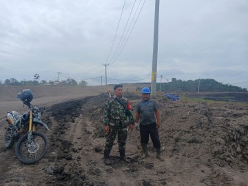 Babinsa Koramil 406-02/Rawas Ilir Ingatkan Pekerja PT untuk Selalu Berhati-hati dalam Bekerja