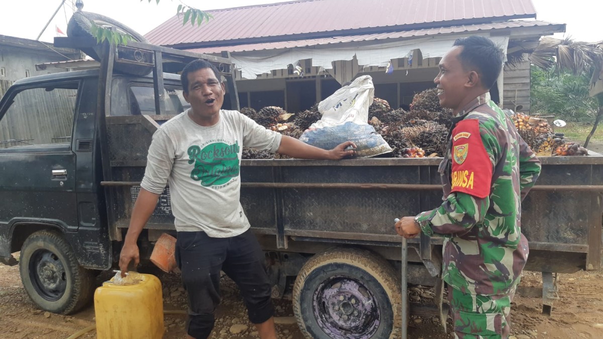 Babinsa Koramil 406-10/Lubuk Linggau Timur Jalin Komunikasi Sosial dengan Petani Sawit