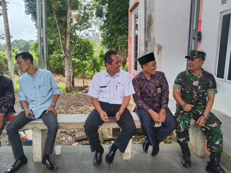 Babinsa Serma Deki Adi Kesuma Gelar Komunikasi Sosial Bersama KUA dan Pegawai Staf Kantor Kecamatan Tuah Negeri