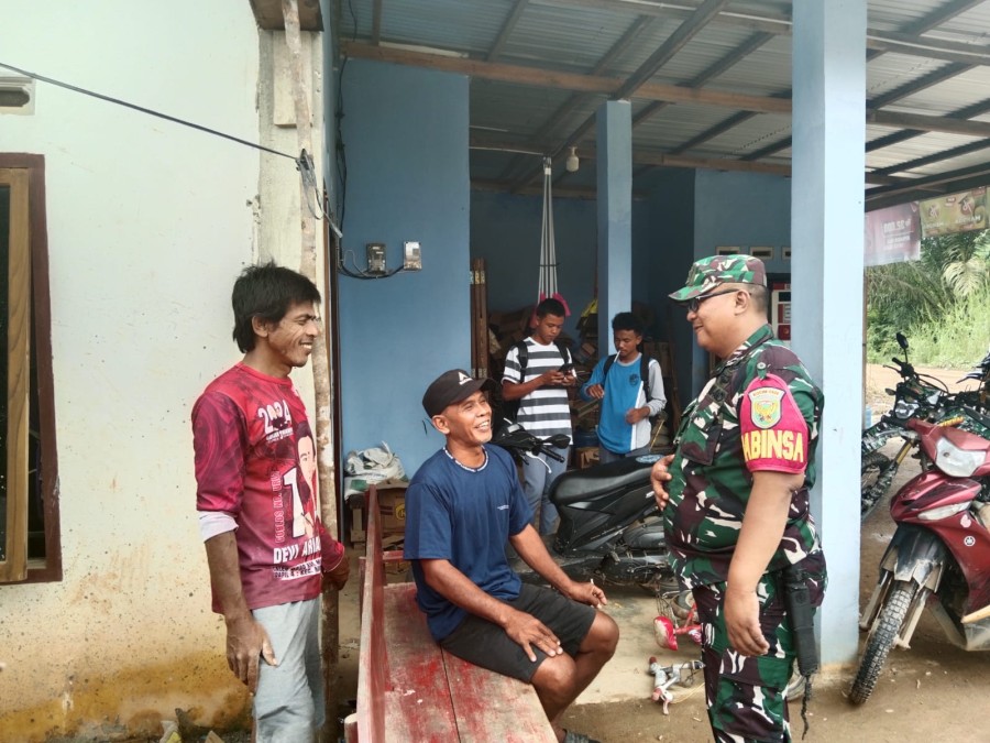 Babinsa Koramil 406-02/Rawas Ilir Serda Romi Handrian Laksanakan Komsos dengan Warga Kelurahan Bingin Teluk