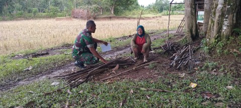 Babinsa Koramil 406-01/Rawas Ulu Laksanakan Komsos tentang Pertanian di Desa Teladas