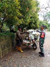 Babinsa Koramil 406-07/Jayaloka Koptu Wasis Suripto Jalin Komsos dengan Pedagang Sayur Keliling di Desa Giriyoso