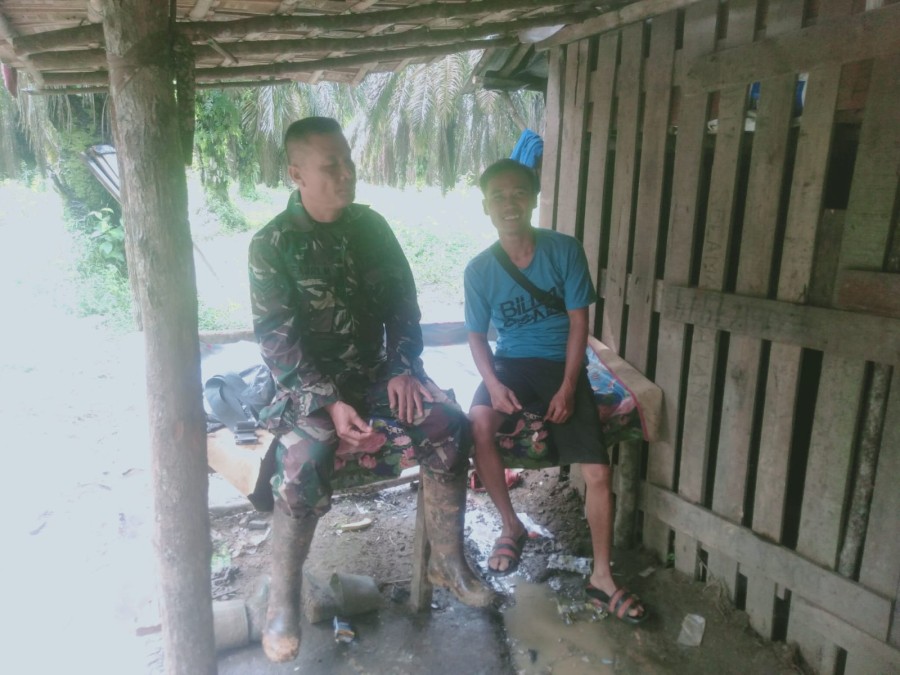 BABINSA KORAMIL 406-04/MUARA LAKITAN KOMUNIKASI SOSIAL DENGAN WARGA SEMANGGUS LAMA TERKAIT KONDISI JALAN AKIBAT MUSIM HUJAN