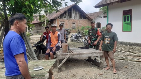 Babinsa Koramil 406-01/Rawas Ulu Laksanakan Komsos tentang Keamanan Lingkungan di Desa Sukomoro