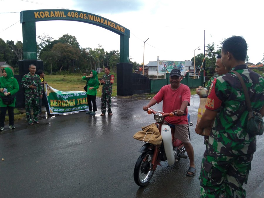 Pembagian Takjil Gratis Bersama TNI dan Polri di Kecamatan Muara Kelingi