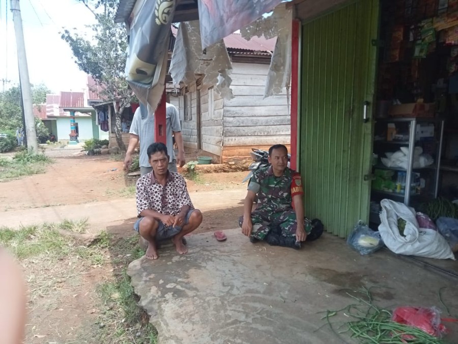 Babinsa Koramil 406-07/Jayaloka Sertu Jiki Apriadi Jalin Kerjasama dengan Masyarakat Desa Rantau Alih