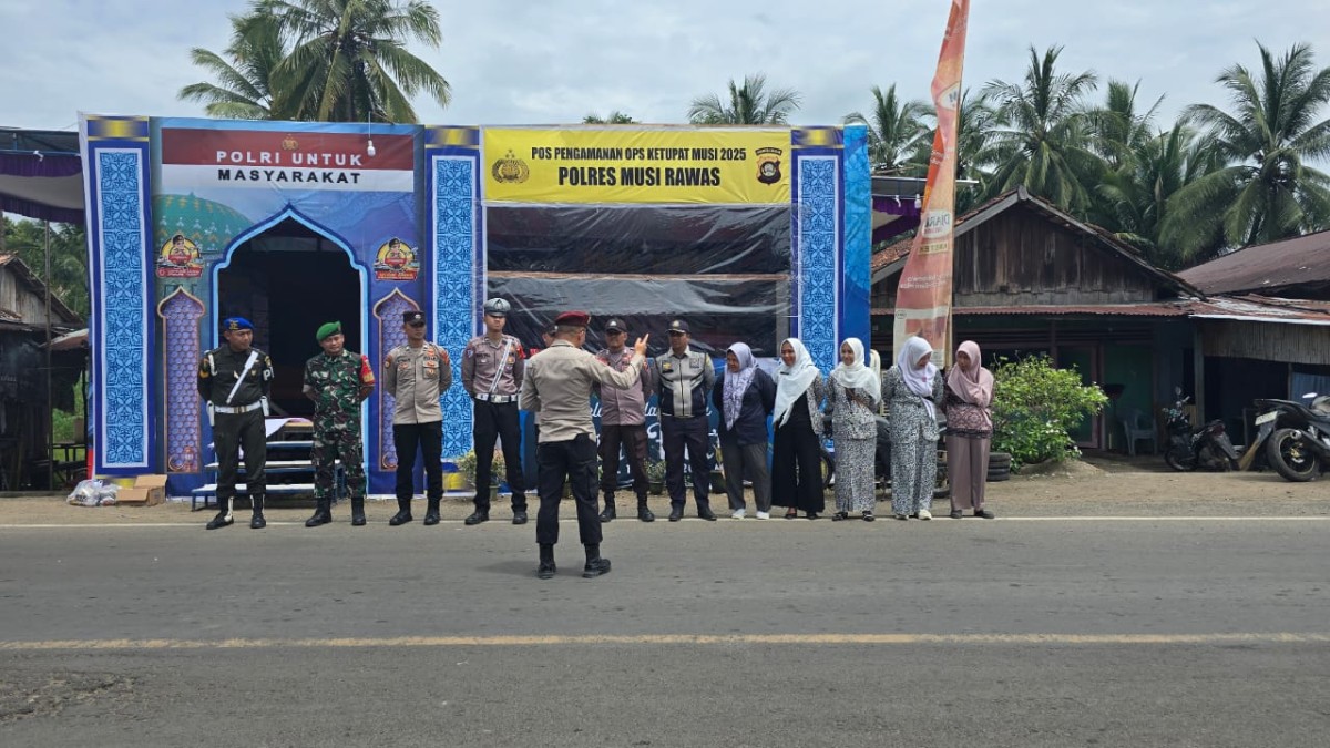 Babinsa Koramil 406-05/Muara Kelingi Bersinergi dengan Polri dan Instansi Terkait dalam Pengamanan Pos Operasi Ketupat Musi 2025