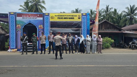 Babinsa Koramil 406-05/Muara Kelingi Bersinergi dengan Polri dan Instansi Terkait dalam Pengamanan Pos Operasi Ketupat Musi 2025