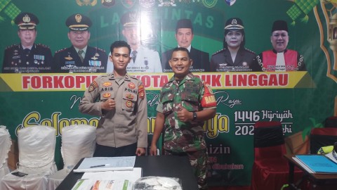 Koptu Murtopo Bersama Anggota Polres Lubuk Linggau Siaga Di Pos Pengamanan