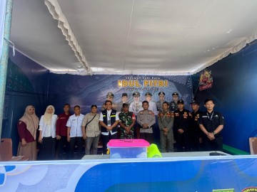 BABINSA 406-06/TUGUMULYO LAKSANAKAN PENGAMANAN POSKO LEBARAN DI PASAR B SRIKATON