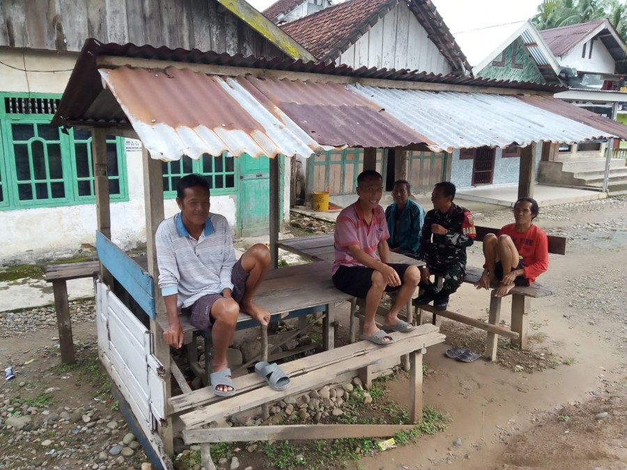 Babinsa Koramil 406-09/Terawas Gelar Komsos, Ingatkan Warga Jaga Keamanan Jelang Idul Fitri