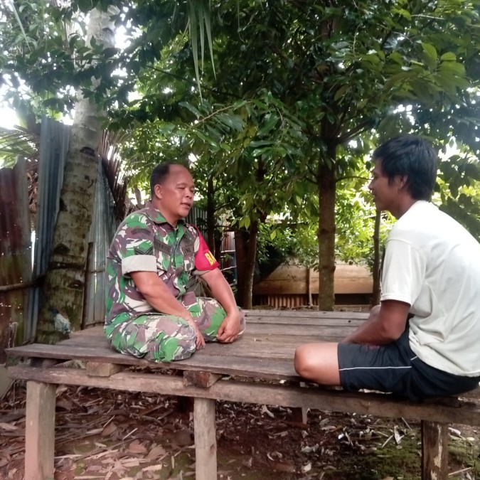 Babinsa Koramil 406-07/Jayaloka Serka Amron Laksanakan Komsos di RT 07 Mandala, Kelurahan Marga Tunggal