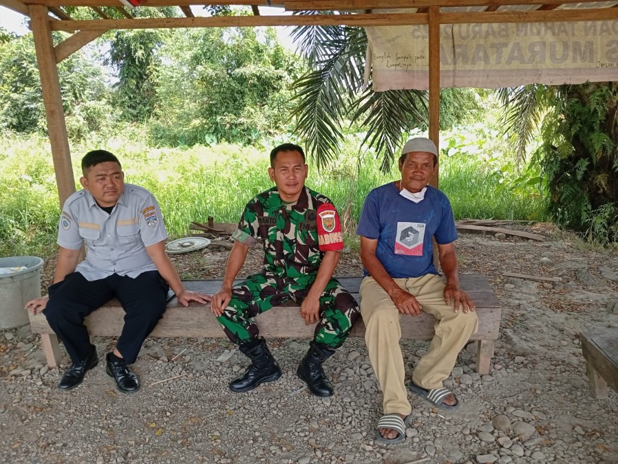 Babinsa Koramil 406-01/Rawas Ulu Laksanakan Komsos di Kelurahan Surulangun