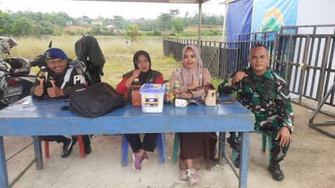 Babinsa Koramil 406-09/Terawas Laksanakan Pengamanan Pos Ketupat Musi di Danau Aur