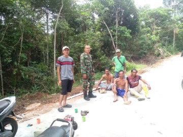 Babinsa Koramil 406-08/Lubuk Linggau Monitoring Pengecoran Jalan