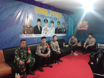 Wujudkan Wilayah Aman dan Kondusif Saat Perayaan Idul Fitri Babinsa Koramil 406-05/Muara Kelingi Siaga Di Pos Idul Fitri