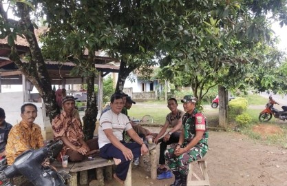 Babinsa Sertu Tugianto Jalin Silaturahmi dan Ingatkan Keselamatan Berkendara di Momen Lebaran