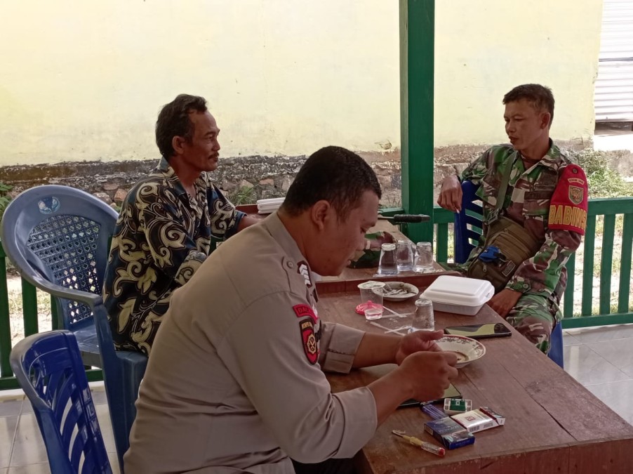 Babinsa Koramil 406-04/Muara Lakitan Jalin Silaturahmi dengan Warga dan Bhabinkamtibmas di Desa Mulyosari