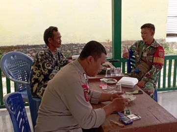 Babinsa Koramil 406-04/Muara Lakitan Jalin Silaturahmi dengan Warga dan Bhabinkamtibmas di Desa Mulyosari